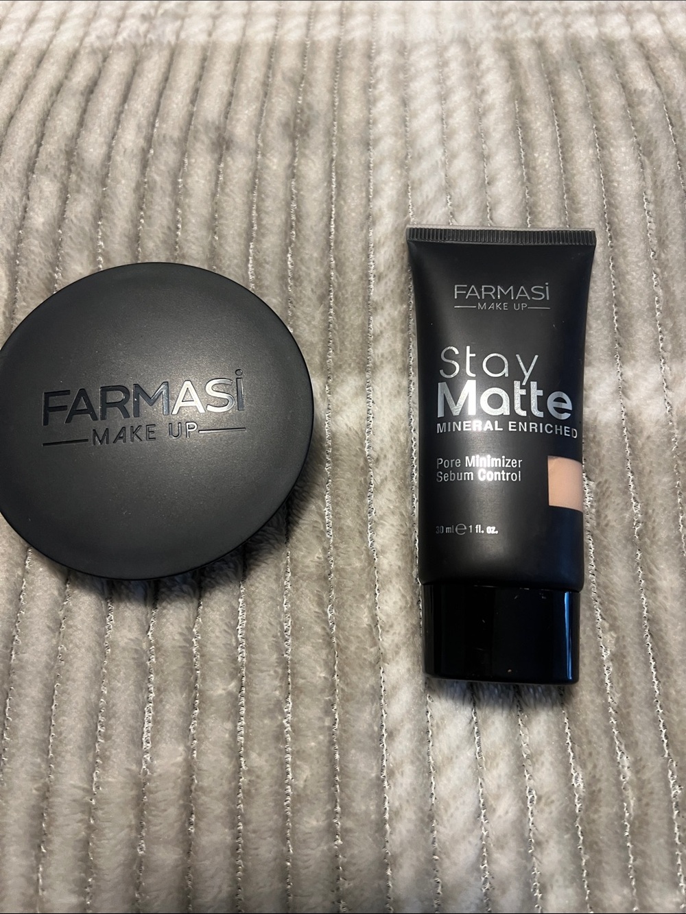 Farmasi Stay Matte Pore Minimizer Cream - Black with Beige Accent